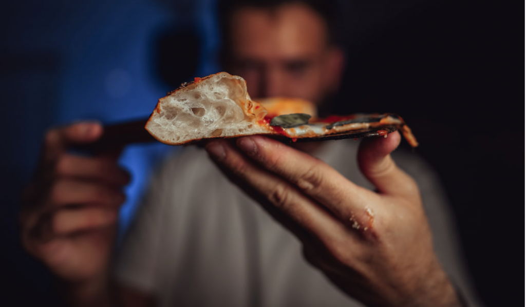 Le forbici diventano simbolo della nuova apertura di Vincenzo Capuano -  Pizza Tales