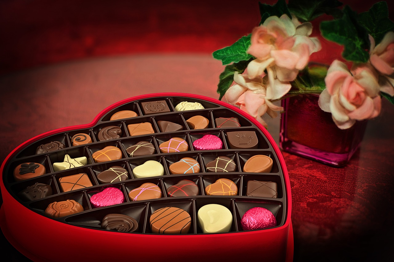 Idee per San Valentino 2023: cioccolatini, vini, soggiorni romantici